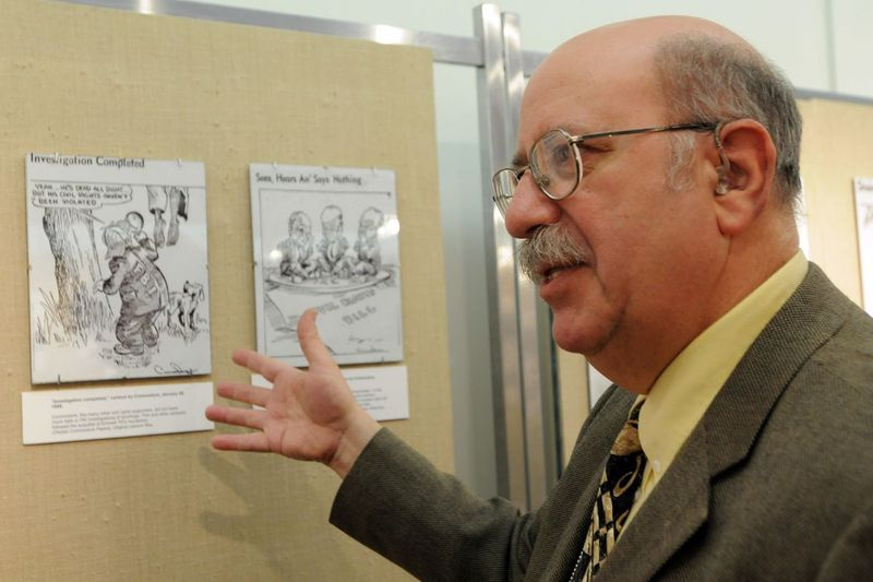 Michael Flug dengan karya kartunis Chicago Defender Chester Commodore di Perpustakaan Wilayah Carter G. Woodson pada Mei 2008.