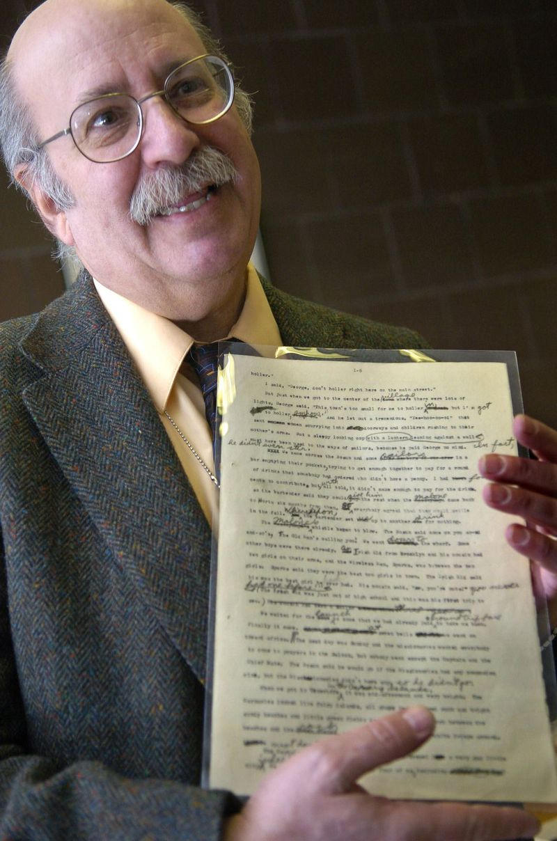 Michael Flug memegang draf suntingan tangan oleh Langston Hughes pada Januari 2007.
