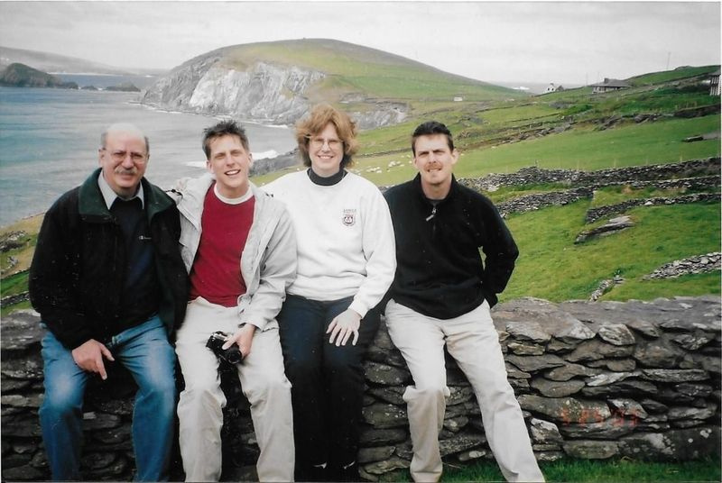 Michael Flug bersama keluarganya di Dunquin, Ireland, tempat percutian kegemaran, pada tahun 2003.