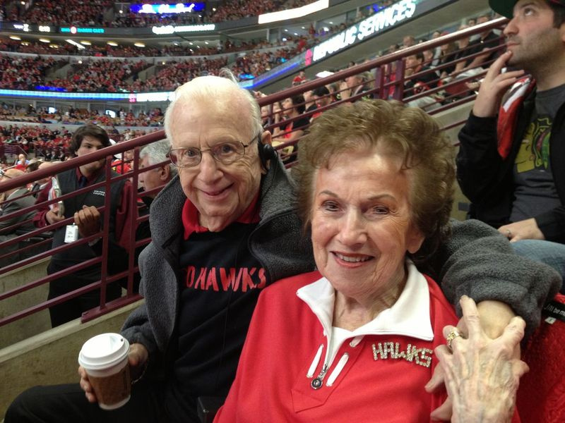 Earl og RoseLee Deutsch, som var gift i mere end 70 år, var Kiss Cam-stjerner ved Blackhawks-spil.