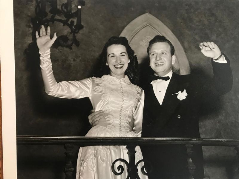 Earl og RoseLee Deutsch fejrer deres bryllup på InterContinental Hotel.
