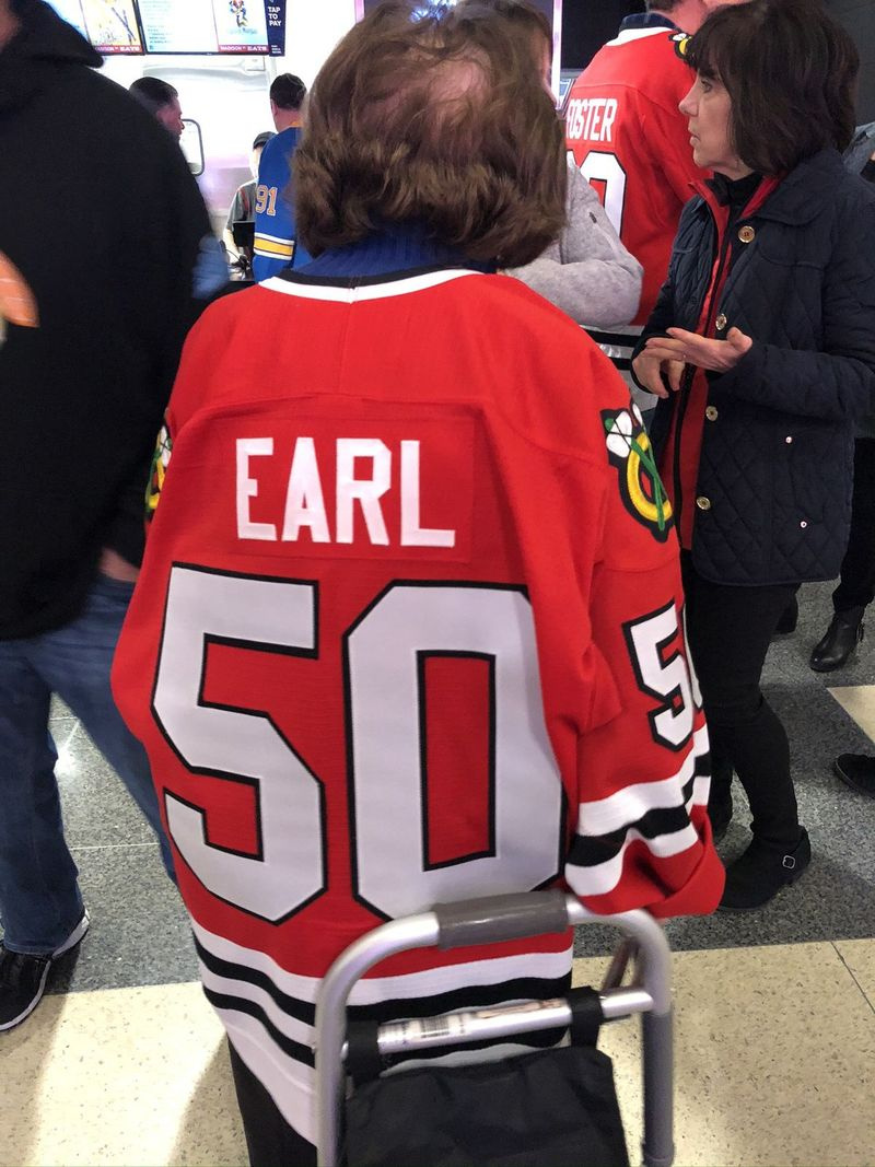 RoseLee Deutsch i sin mands Hawks-trøje ved sidste søndags Blackhawks-kamp, ​​Den har nummeret 50, fordi det var en gave fra holdet til parrets gyldne jubilæum.