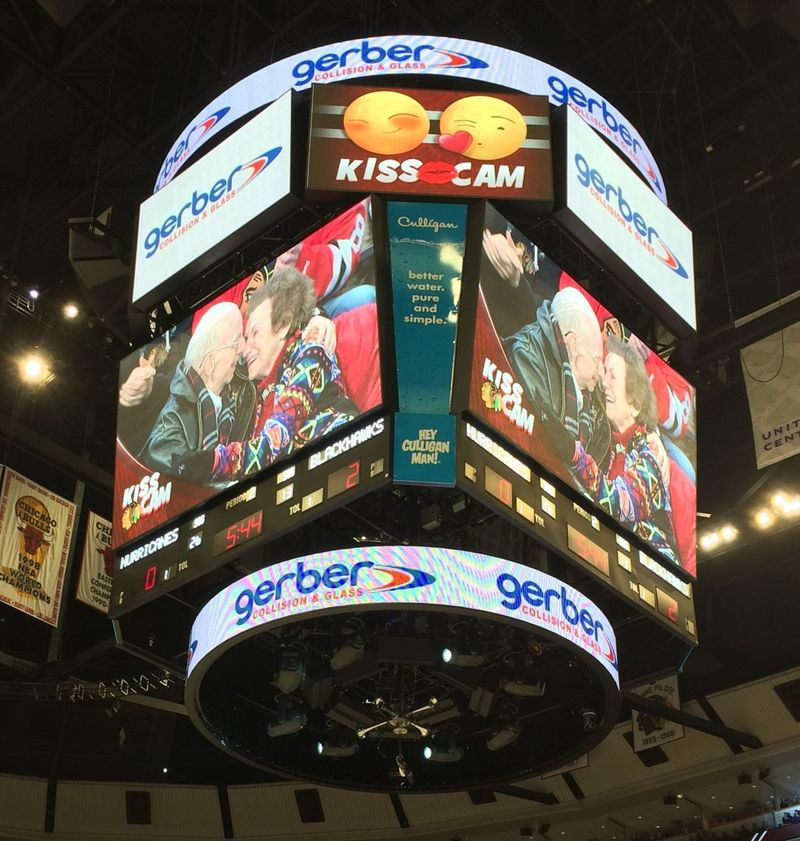 Earl og RoseLee Deutsch rykker op til United Center Kiss Cam.