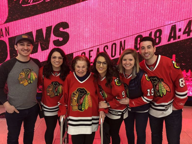 RoseLee Deutsch, iført sin afdøde mand Earls Blackhawks-trøje ved en Hawks-kamp den 8. marts, blev ledsaget af nogle af sine børnebørn og deres betydningsfulde andre.
