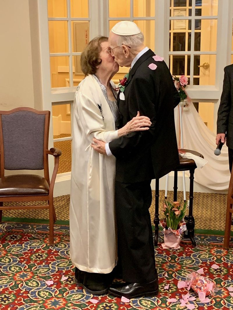 Earl og RoseLee Deutsch fornyede deres bryllupsløfter sidste år.