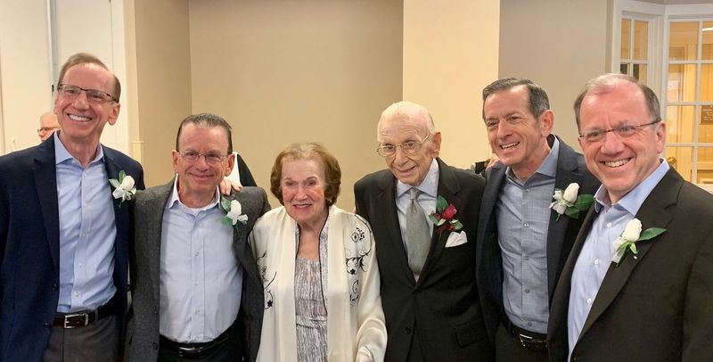 Earl og RoseLee Deutsch og deres fire sønner i 2019, da parret fornyede deres bryllupsløfter. De havde været gift i 70 år på tidspunktet for Jarl Deutschs død i januar.