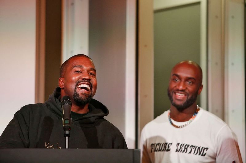 Kanye West a Virgil Abloh sdílejí vtipný moment během speciální soukromé akce v Muzeu současného umění v Chicagu, kdy se slaví otevření výstavy Virgil Abloh: ‚Figures of Speech.
