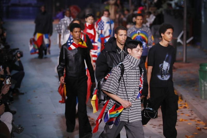 Modelky nosí kreace (některé s poctou Michaelu Jacksonovi) od Virgila Abloha pro pánskou módní kolekci Louis Vuitton podzim/zima 2019/20 představenou v Paříži, čtvrtek 17. ledna 2019.| AP Photo/Francois Mori