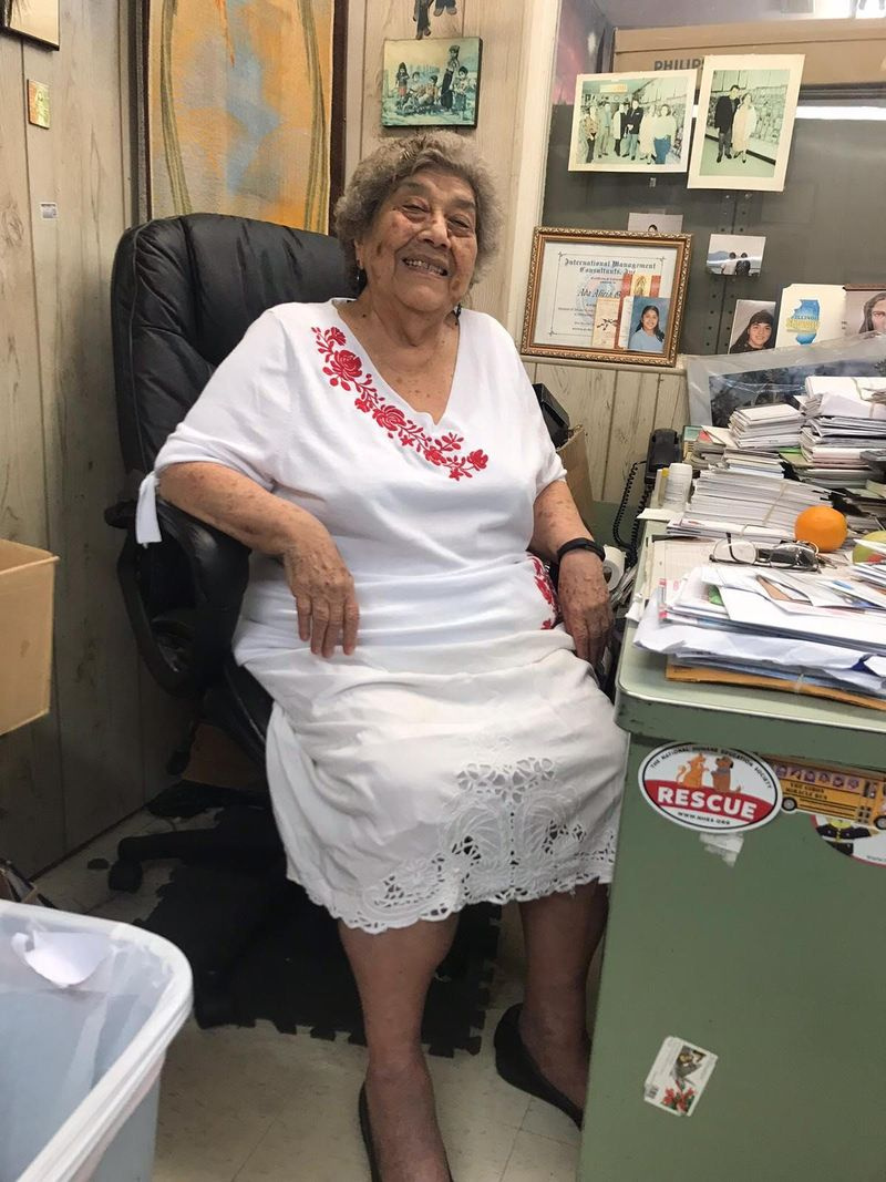 Ada Alicia Giron（83）は、5月まで家族の書店の簿記を続けていました。