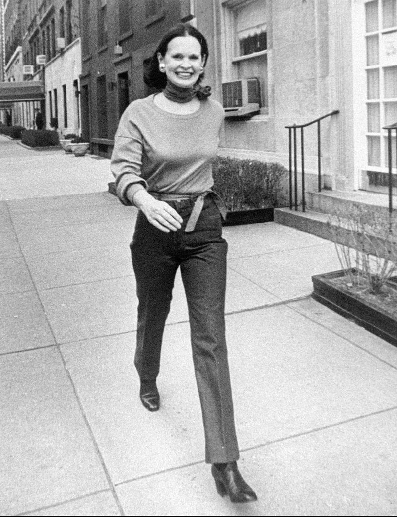 FIL- I denne udaterte filen går arving og designer Gloria Vanderbilt nedover en gate i New York. Vanderbilt døde mandag 17. juni 2019, 95 år gammel, ifølge sønnen hennes, CNN-anker Anderson Cooper. (New York Post via AP, fil)