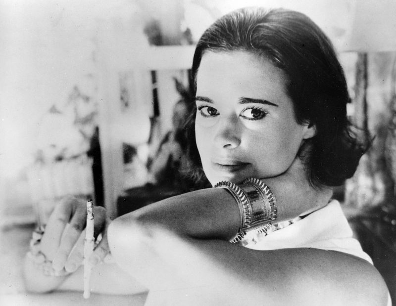 FIL - På dette arkivbildet 4. januar 1964 poserer jernbanearvingen Gloria Vanderbilt for et fotografi. Vanderbilt, den uredde arvingen, kunstneren og romantikeren som begynte sitt ekstraordinære liv som den fattige lille rike jenta fra den store depresjonen, overlevde familien