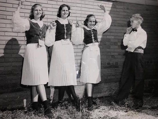 Plesalci družine Roche (L-R) Mary Pat Kulak, Kathleen McDonnell, Peggy Roche Boyle in njihov brat Patrick Roche. | Zagotovljena fotografija