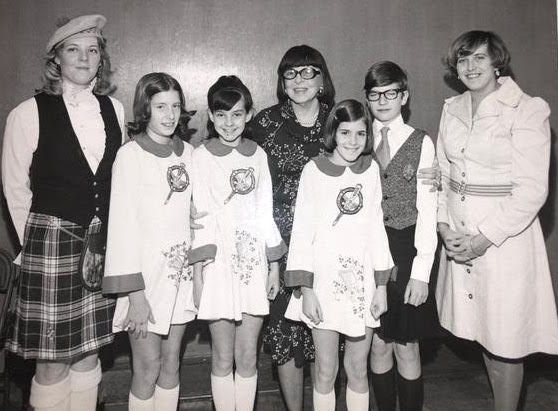 Peggy Roche Boyle (desno) in nekateri njeni učenci irskega plesa. Prosili so jo, naj deli irske praznične tradicije na praznovanju božiča okoli sveta v Muzeju znanosti in industrije. Tu jo vidimo z zvezdnico nemega filma Colleen Moore, ce
