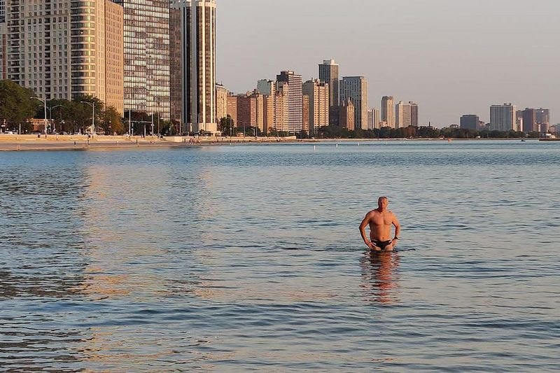 O nadador campeão George F. Wendt, 73, antes do início da natação Big Shoulders no sábado. Sua morte durante a corrida foi considerada um afogamento acidental, de acordo com o consultório médico legista do Condado de Cook.