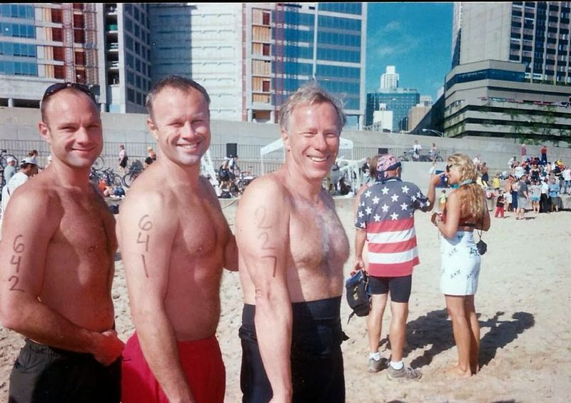 (A partir da esquerda) Seus filhos Dan e Matt com George F. Wendt antes de uma corrida.