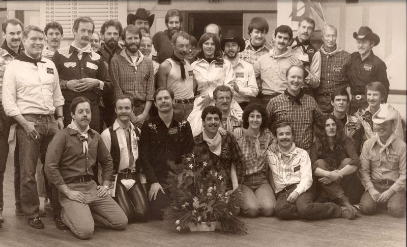 Bill Klein (v prvi vrsti, drugi z leve, kleči, v beli srajci in temnem brezrokavniku) leta 1982 na diplomi Western Star Dancers. G. Klein je skupino učil plesa na kvadratu. Med tistimi na sliki so tudi Russ King (sprednja vrsta, tretji z desne), Larry Brown (za Kingom v karo srajci) in Scott Carey (na sredini, v črnem kavbojskem klobuku in beli srajci).