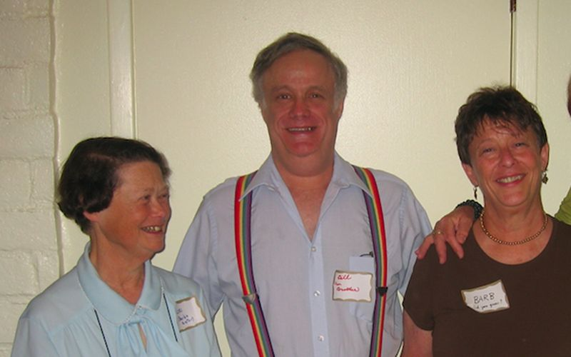 Bill Klein s svojimi pokojnima sestrama Lori (levo) in Barbaro.