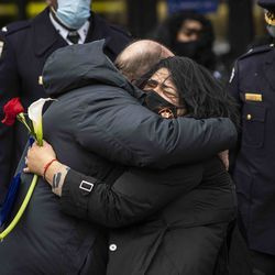 Erica Lopez, filha de Guadalupe Lupe Lopez, abraça o pe. Dan Brandt, do Ministério dos Capelães do Departamento de Polícia de Chicago, enquanto o cortejo fúnebre de seu pai para em frente ao Escritório de Gerenciamento de Emergências e Comunicações para que seus colegas de trabalho e apoiadores possam prestar seus respeitos, na manhã de segunda-feira, 30 de novembro de 2020. Lupe Lopez , 58, um despachante do 911 em Chicago por mais de 33 anos, morreu em 16 de novembro de complicações de COVID-19.