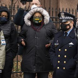 Fr. Dan Brandt, do Ministério dos Capelães do Departamento de Polícia de Chicago, mantém um círculo de oração fora do Escritório de Gerenciamento de Emergências e Comunicações com parentes, colegas de trabalho e apoiadores de Guadalupe Lupe Lopez enquanto sua procissão para na instalação a caminho de seu funeral, na manhã de segunda-feira , 30 de novembro de 2020. Lopez, 58, um despachante do 911 em Chicago por mais de 33 anos, morreu em 16 de novembro de complicações de COVID-19.