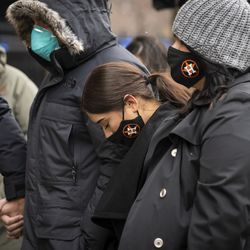 Fr. Dan Brandt, do Ministério dos Capelães do Departamento de Polícia de Chicago, mantém um círculo de oração fora do Escritório de Gerenciamento de Emergências e Comunicações com parentes, colegas de trabalho e apoiadores de Guadalupe Lupe Lopez enquanto sua procissão para na instalação a caminho de seu funeral, na manhã de segunda-feira , 30 de novembro de 2020. Lopez, 58, um despachante do 911 em Chicago por mais de 33 anos, morreu em 16 de novembro de complicações de COVID-19.
