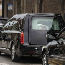 Colegas de trabalho e apoiadores prestam seus respeitos e homenageiam Guadalupe Lupe Lopez quando sua procissão para em frente ao Escritório de Gestão de Emergências e Comunicações a caminho de seu funeral, na manhã de segunda-feira, 30 de novembro de 2020. Lopez, 58, um despachante do 911 em Chicago para com mais de 33 anos, morreu em 16 de novembro de complicações causadas pelo COVID-19.