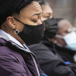 Colegas de trabalho e apoiadores prestam seus respeitos e homenageiam Guadalupe Lupe Lopez quando sua procissão para em frente ao Escritório de Gestão de Emergências e Comunicações a caminho de seu funeral, na manhã de segunda-feira, 30 de novembro de 2020. Lopez, 58, um despachante do 911 em Chicago para com mais de 33 anos, morreu em 16 de novembro de complicações causadas pelo COVID-19.