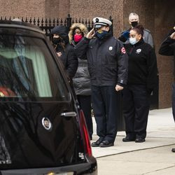 Colegas de trabalho e apoiadores prestam seus respeitos e homenageiam Guadalupe Lupe Lopez quando sua procissão para em frente ao Escritório de Gestão de Emergências e Comunicações a caminho de seu funeral, na manhã de segunda-feira, 30 de novembro de 2020. Lopez, 58, um despachante do 911 em Chicago para com mais de 33 anos, morreu em 16 de novembro de complicações causadas pelo COVID-19.