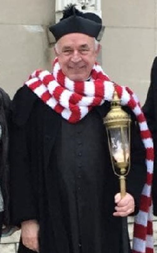 Il reverendo Lawrence Malcolm e la sciarpa bianca e rossa che avrebbe indossato per tutte le messe di Natale.