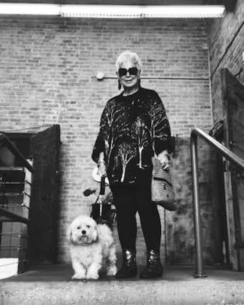 Susann Craig - klädd för en promenad med sin hund Dooley - utanför hennes Logan Square loft.