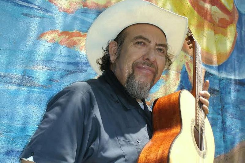 Jesus Chuy Negrete fremførte sanger og historier om Chicano-stolthet.