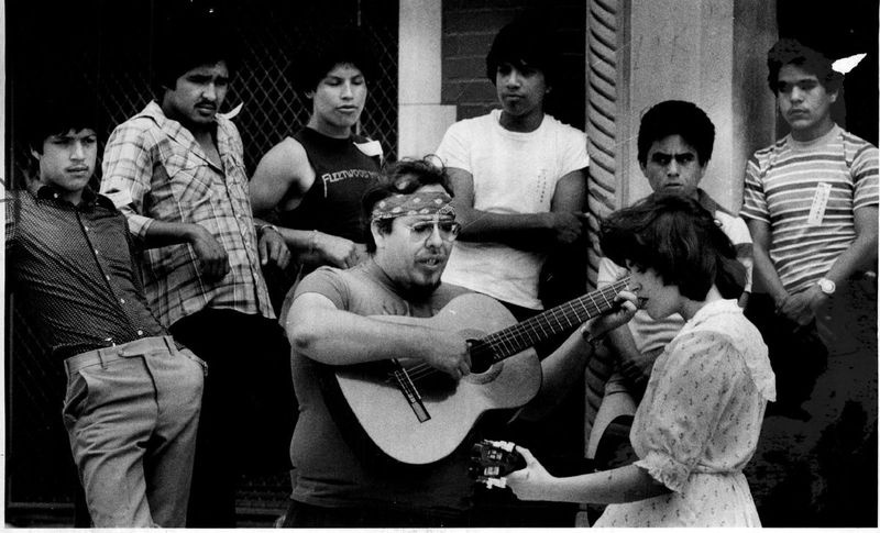 Jesus Negrete og Teresita Delatorre ledet sanger mens sørgende samlet seg på Farragut High School i 1983 for å hedre den drepte aktivisten Rudy Lozano.