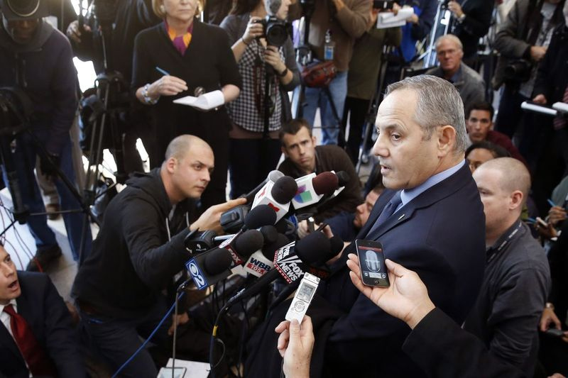 Dean Angelo, tollane Fraternal Order of Police Lodge #7 president, vestleb meedia esindajatega pärast Chicago politseiniku Jason Van Dyke