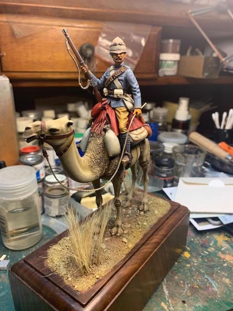 Mike Cobb podría pasar meses trabajando en sus miniaturas militares en su sótano en Norwood Park, elaborando detalles para que parezcan auténticos y vivos.