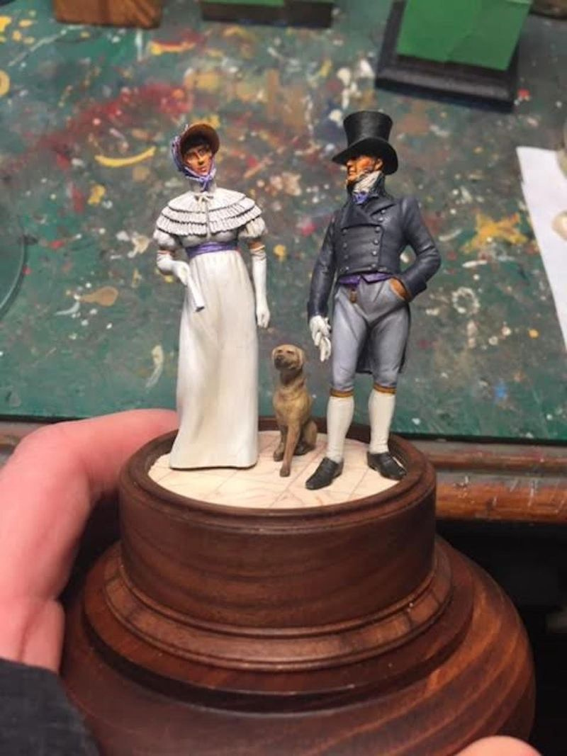 Mike Cobb pintó un adorno de pastel de estilo eduardiano para la boda de su hija Claire Rodríguez. Incluía un perro para imitar a Rizzo, su Goldendoodle.