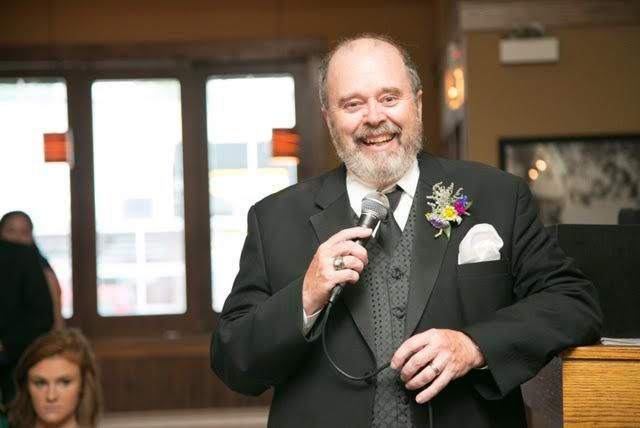 Mike Cobb brindando en la boda de su hija Katie Riggs.