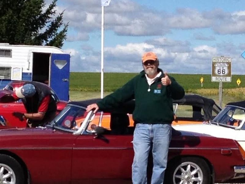 Mike Cobb con su descapotable MGB de 1974.