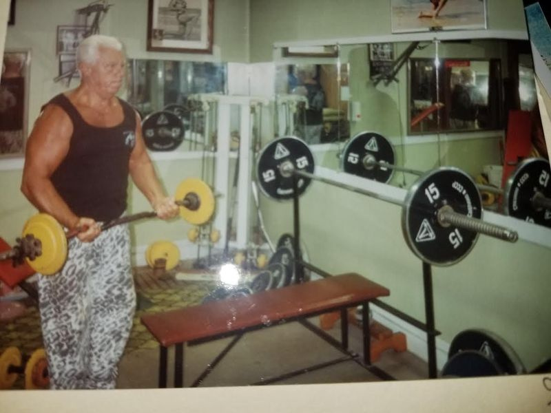 Paul Meador entrenando en la parte trasera de su tienda.