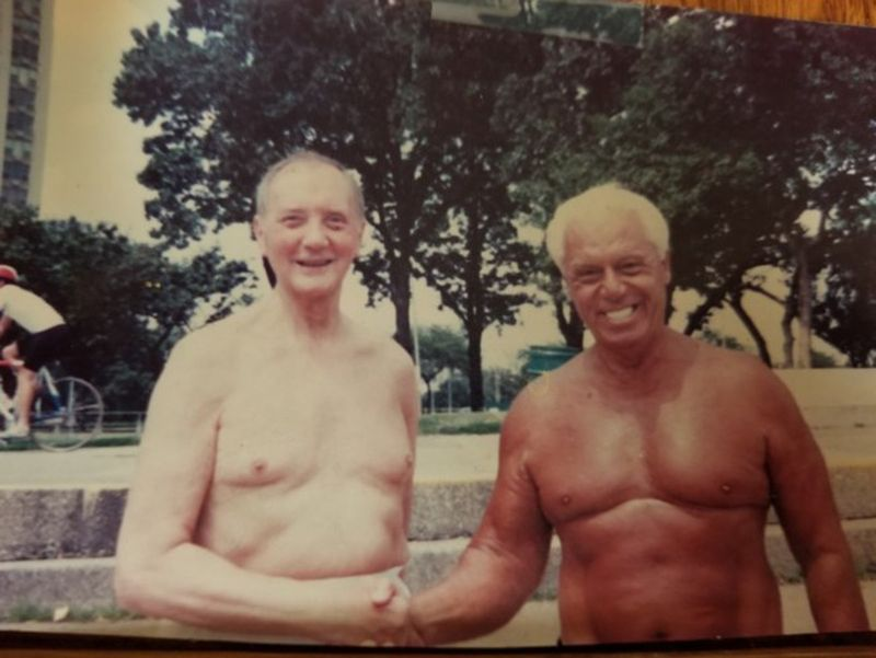 Paul Meador en la playa con el ex alcalde Michael Bilandic.