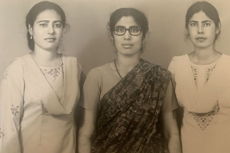 Dr. Najma Khan (i midten) med søstrene Badar Farooq (til højre) og Shams Muktar (til venstre), omkring 1956.