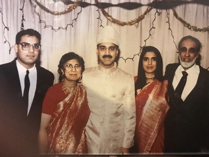 Dr. Najma Khans familie ved hendes ældste søn Hasans bryllup. Fra venstre mod højre: Sønnen Sayeed Khan, Dr. Najma Khan, Sønnen Hasan Khan, datteren Humera Khan og ægtemanden Mir Noman Khan.