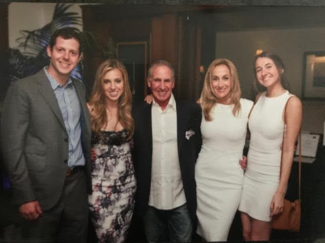 Después de la muerte de su amiga Diane Cole, Gabrielle Weisberg trabajó con la recaudación de fondos de Oncología torácica-Diane Cole Breathe for Life del Northwestern Memorial Hospital. Se la ve aquí en una recaudación de fondos de Breathe for Life con (desde la izquierda) su yerno Adam, su hija Daniell
