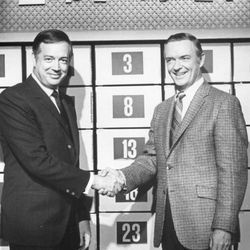 Se muestra a Hugh Downs con Bob Clayton (derecha), su sucesor, como presentador de Concentration de NBC-TV, que en ese momento era el programa de juegos diurno más largo de la cadena de televisión.