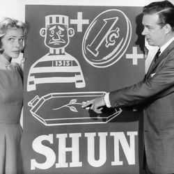 Hugh Downs señala un acertijo de acertijo que deletrea el título de su nuevo programa diurno de NBC-TV, Concentration, a Patte Preble, asistente de producción. El juego tiene concursantes que intentan identificar imágenes de palabras de títulos de canciones, refranes y proverbios.
