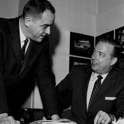 El productor del programa TODAY Al Morgan (izquierda) y el presentador Hugh Downs conversan en la oficina de Downs en Today, que originalmente se describió como una mezcla de noticias, reportajes y entretenimiento, con mucha cultura, que sirve como un ojo y una mente de dos horas. -apertura a partir de las 7 am cinco días a la semana.