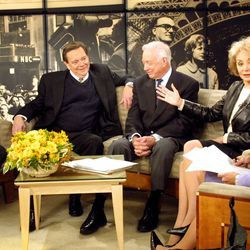 La presentadora del programa NBC Today, Katie Couric, a la derecha, habla con los ex presentadores, desde la izquierda, Tom Brokaw, Jim Hartz, Hugh Downs y Barbara Walters durante una retrospectiva de tres horas para observar el 50 aniversario del programa matutino el lunes 14 de enero de 2002 en Nueva York.