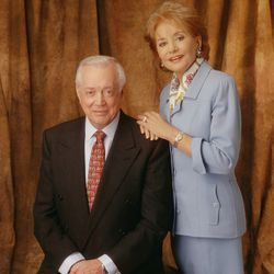 Hugh Downs y Barbara Walters, su copresentadora de la revista ABC News 