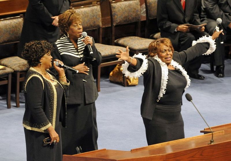 Delores Washington-Green (w środku) występuje z The Caravans, pastor Shirley Caesar (z lewej) i Dorothy Norwood na 28 grudnia 2012 roku na pogrzebie innej Caravan i legendy ewangelii Inez Andrews w Apostolic Church of God.