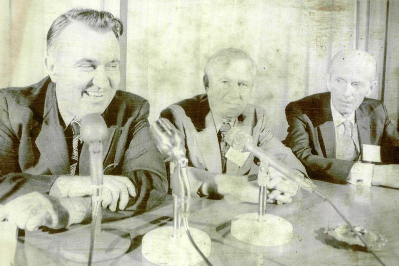 Dennis Murphy (stânga), cofondatorul Asociației Americane de Baschet, al Asociației Mondiale de Hochei, al Echipei Mondiale de Tenis și al Hocheiului Internațional, a murit la vârsta de 94 de ani.