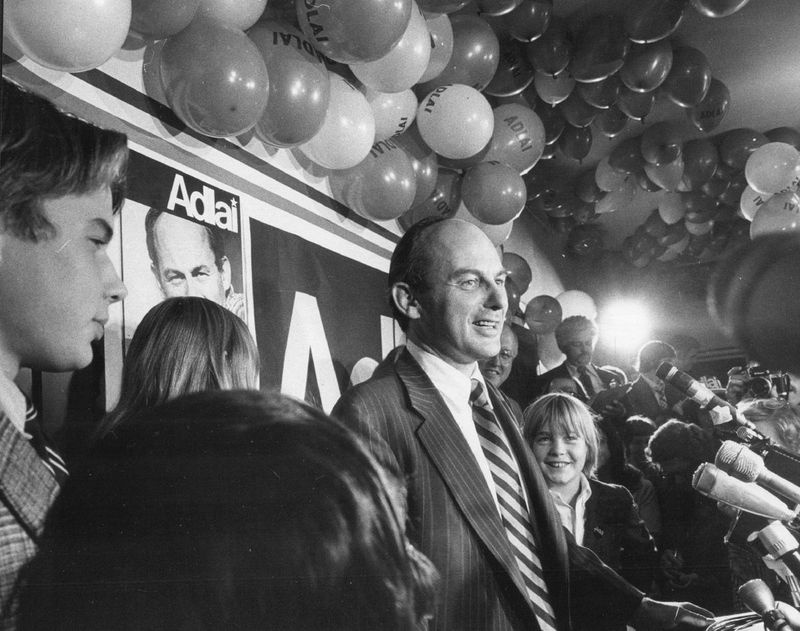 Partageant la plate-forme avec ses enfants, le sénateur américain Adlai E. Stevenson III célèbre une victoire à la réélection en 1974.