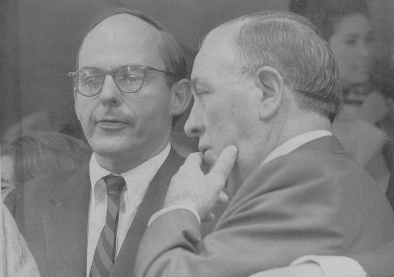 Le sénateur Adlai Stevenson III, à gauche, s